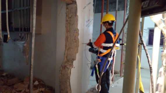 Hammer Test di Pabrik Pfizer